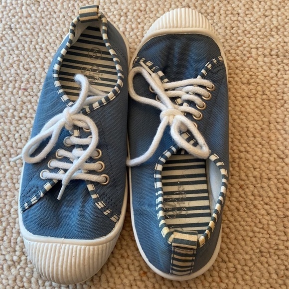 City Sneaks Canvas Sneakers in a Size 5 - Picture 8 of 9